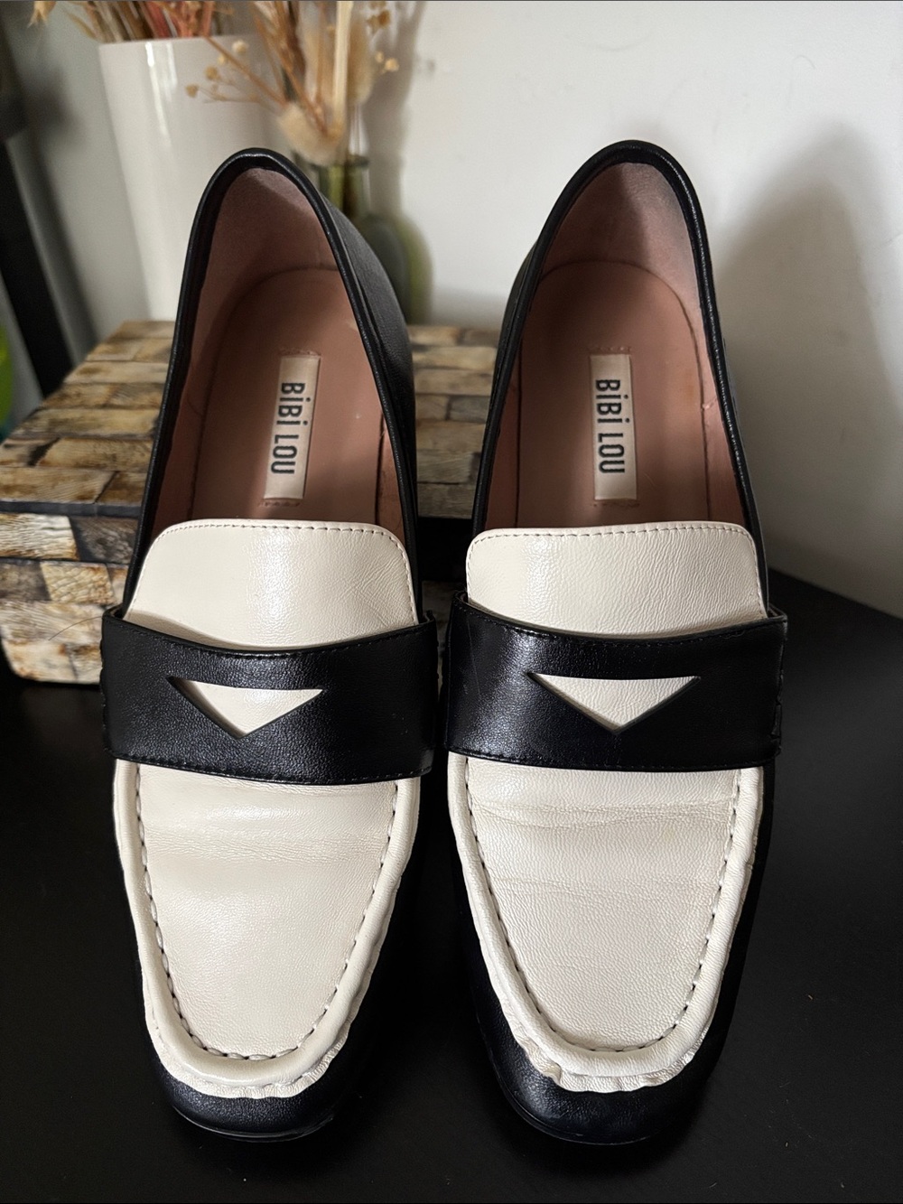 Bibi Lou (37) Black & White Classic Leather Loafers Soft EUC Office Casual - Picture 9 of 16